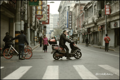 朝も電動バイクで...