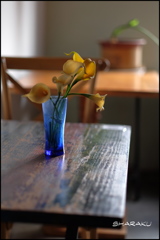 ブルーの花瓶