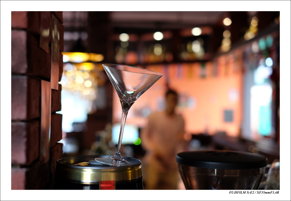 傾いたカクテルグラス