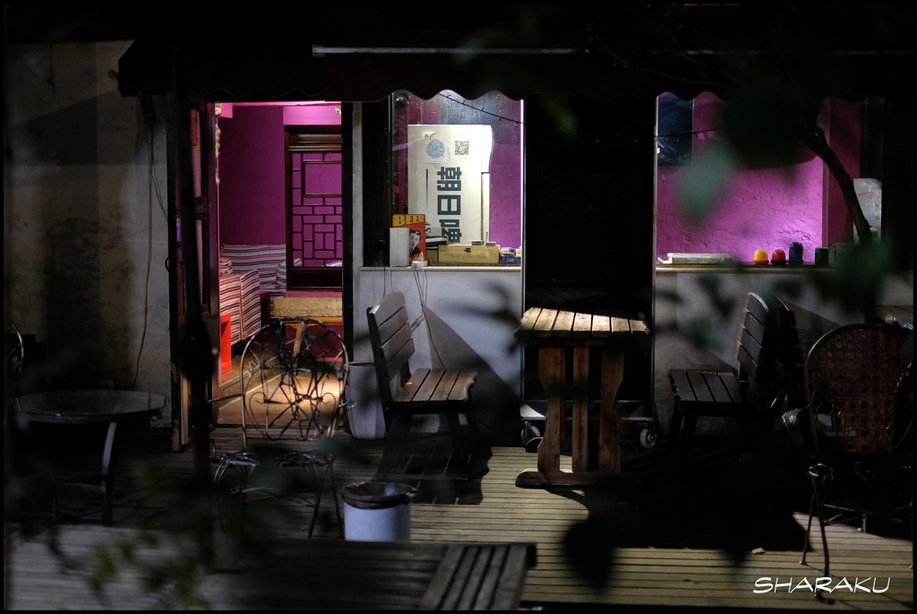 夜のカフェ