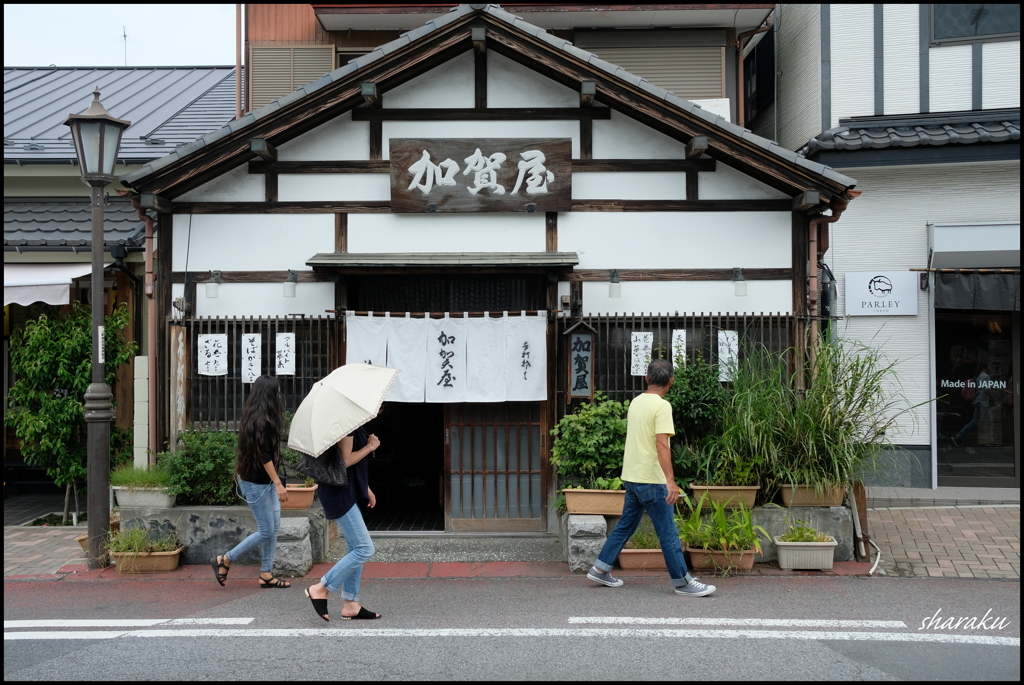 加賀屋の前