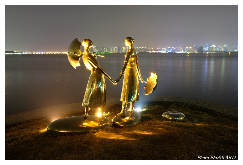 湖畔の金像