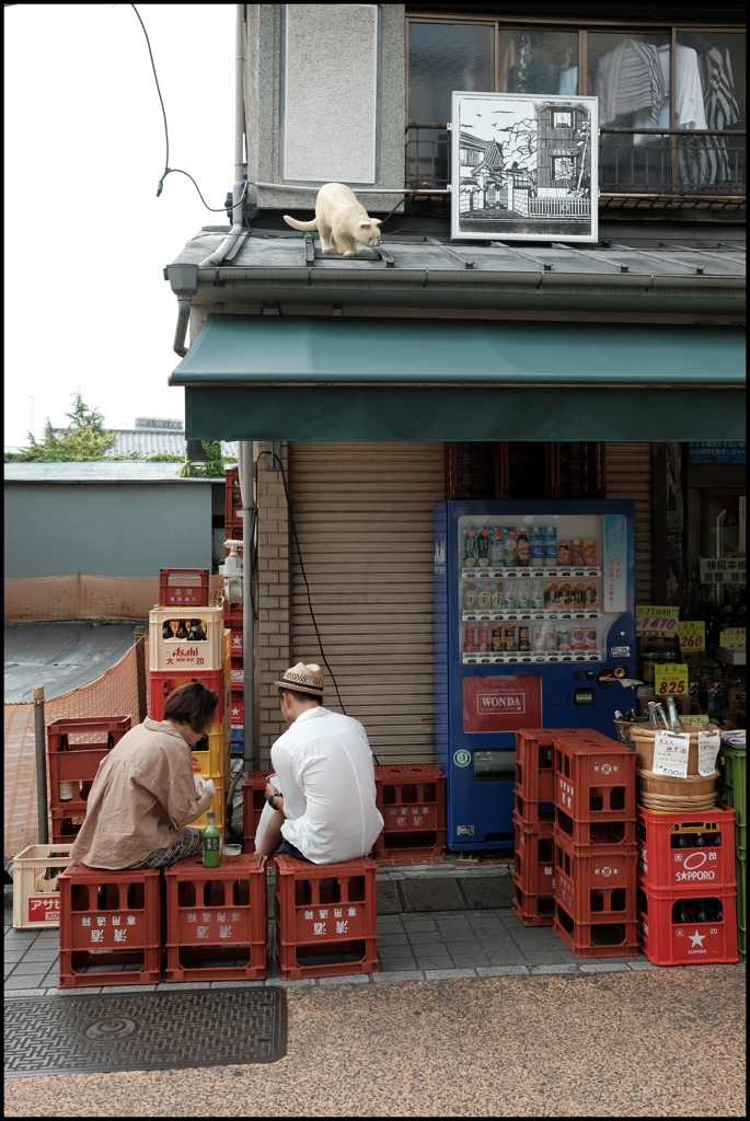 酒屋の前で