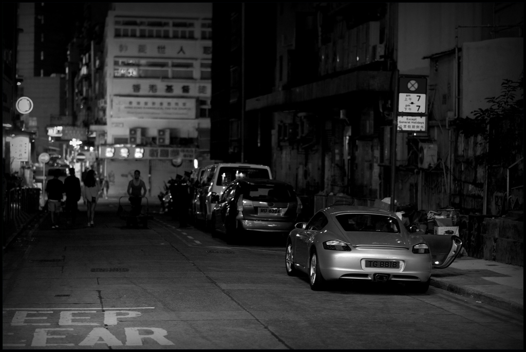 ポルシェのいる夜景(モノクロ)