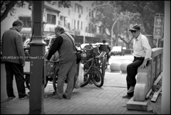 路上で...