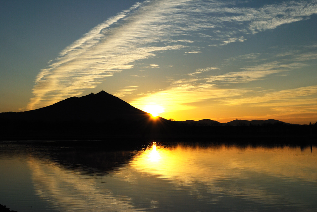母子島遊水池に写る筑波山の日の出