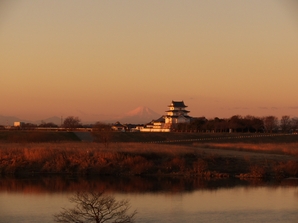 朝陽に輝く関宿の城