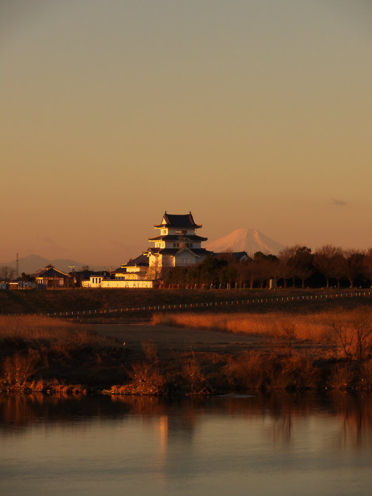 朝陽に輝く関宿の城