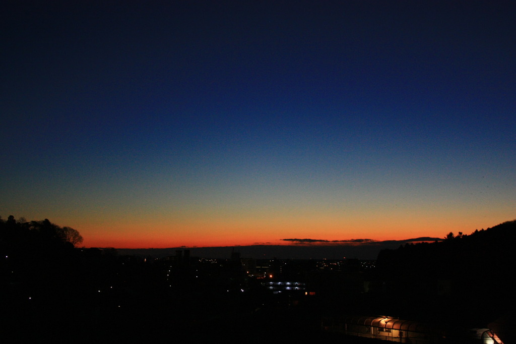 夜が明ける。