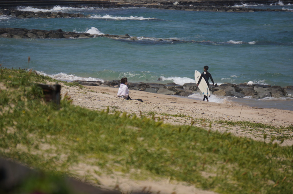 見守る女性と波を待つ・・男