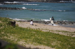 見守る女性と波を待つ・・男