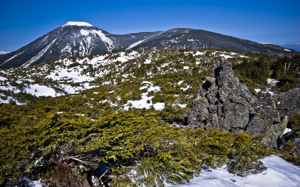 大岳山頂付近から蓼科山を望む