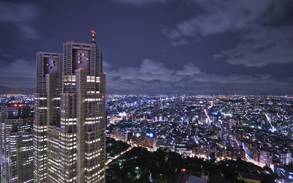 夜の光は空を照らす