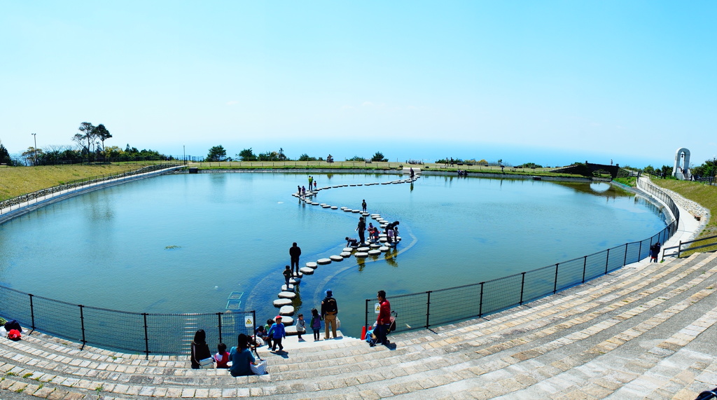 池と海