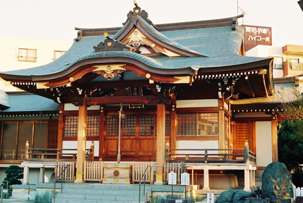 神社の朝