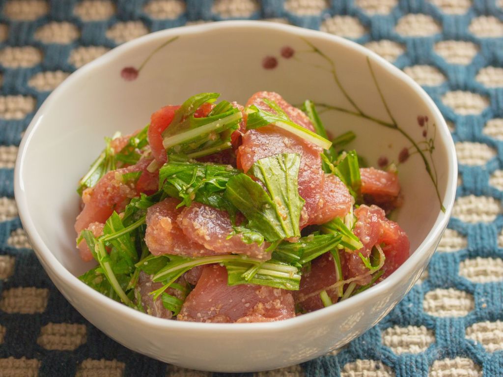 東京ひとりめし：マグロの水菜ごまわさび和え