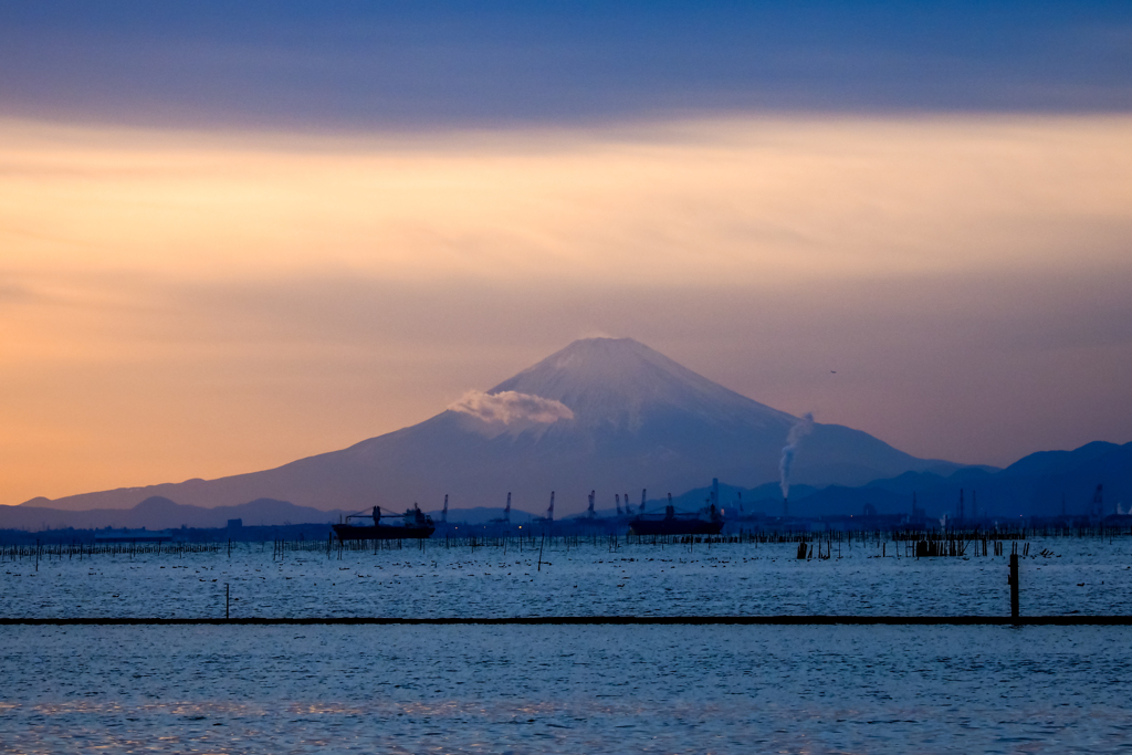 東京湾に浮かぶ富士山