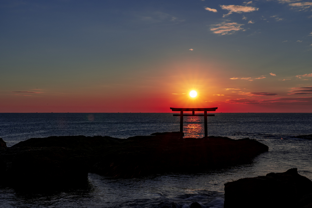 磯前神社の鳥居にて朝日