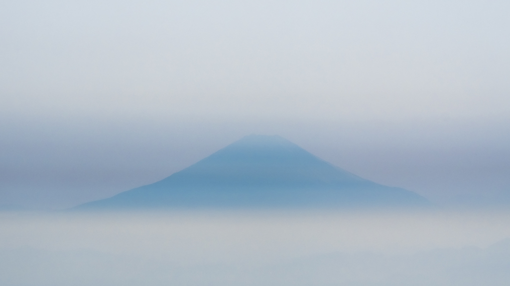 靄に富士山