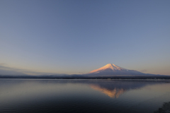 早朝の湖畔