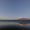 早朝の湖畔