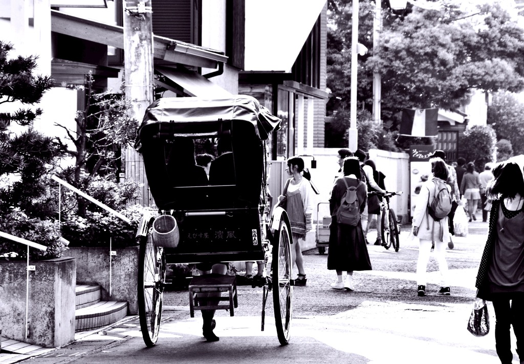 鎌倉の路地を行く人力車