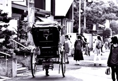 鎌倉の路地を行く人力車
