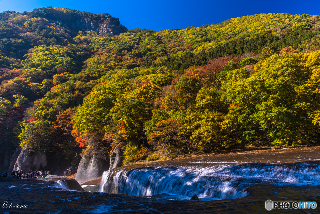 紅葉にまとわれた吹割の滝