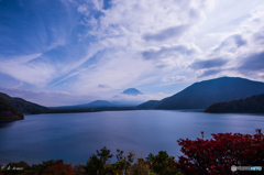 湖と山と空と雲と紅葉