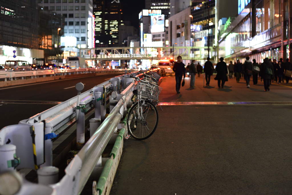 南口の歩道と車道