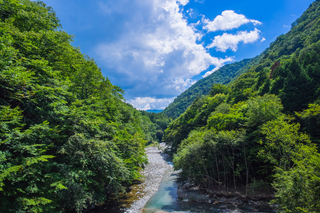 渓谷と山