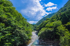 渓谷と山