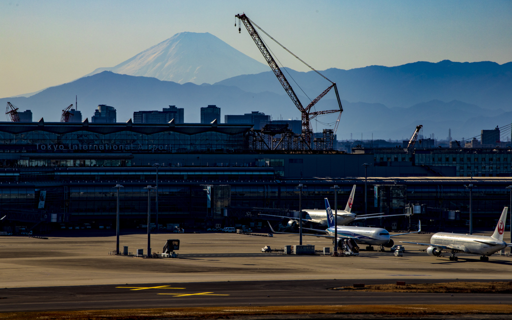 空港から望む富士山