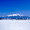 大雪原に浮かぶ斜里岳