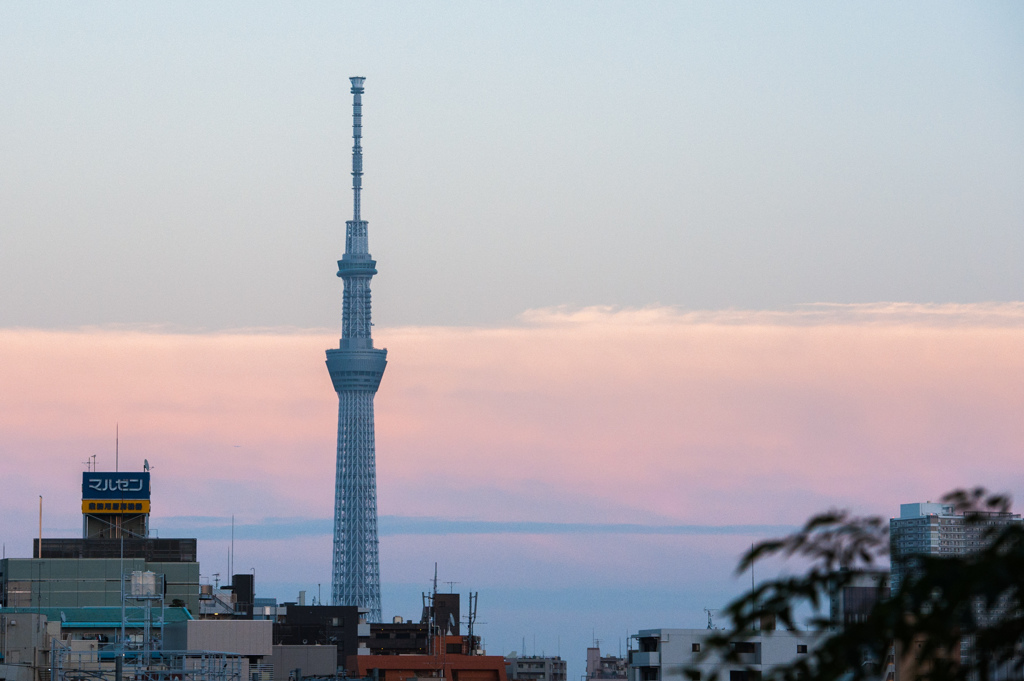 夕焼けとスカイツリー、その向こうには海？