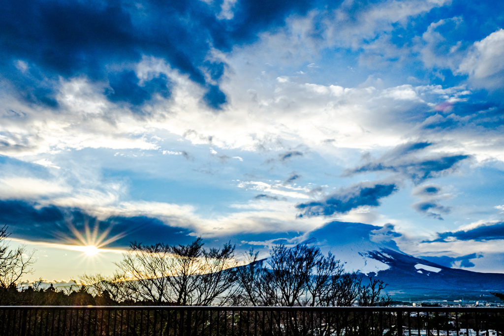 富士と雲と太陽と