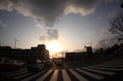 太陽に吸い込まれる雲