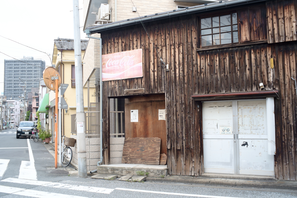 木造建築、白い看板