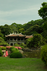 外国人親子と日本庭園