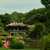 外国人親子と日本庭園