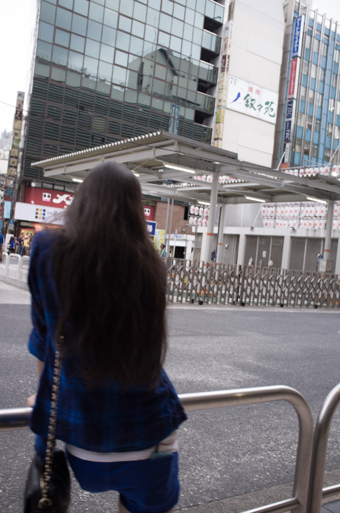 青い女性