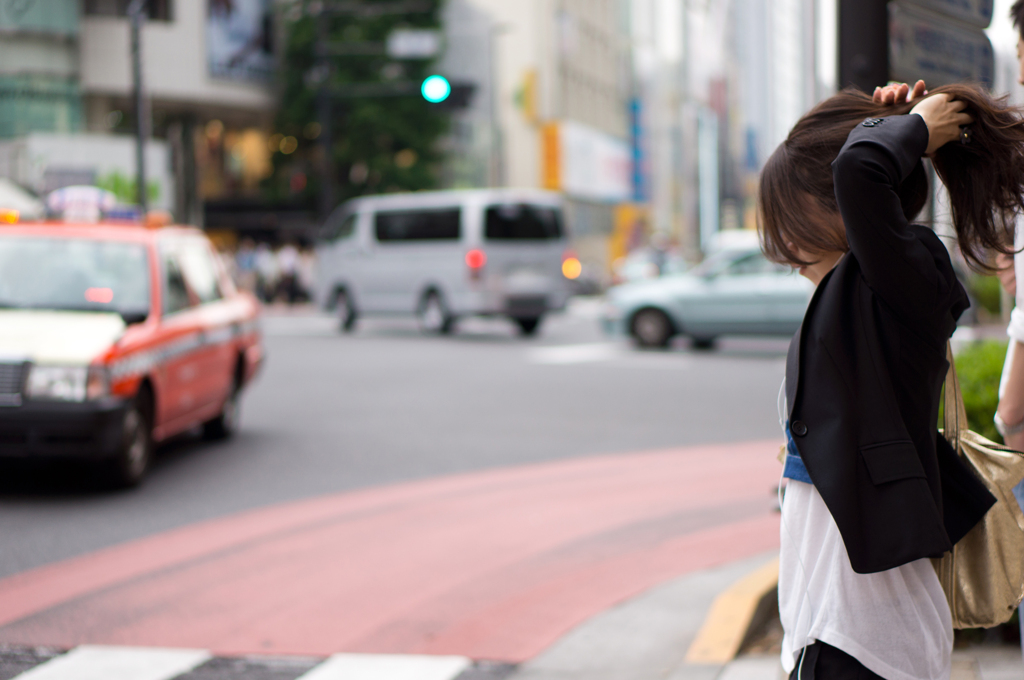 髪を束ねる女性