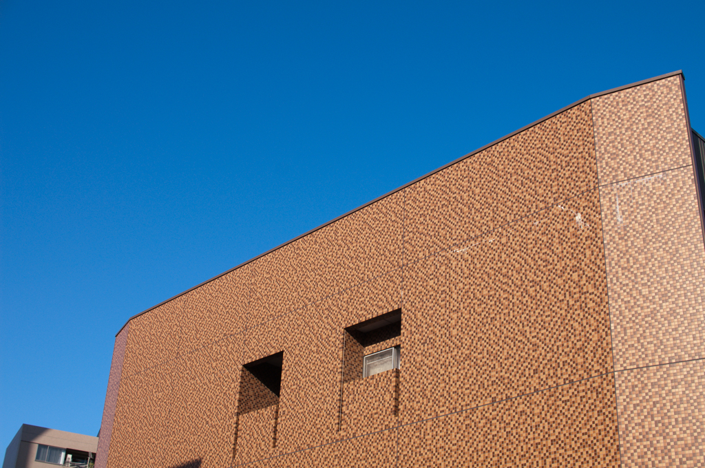 連続する□と濃厚なブルー