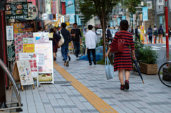 赤ストライプの女性