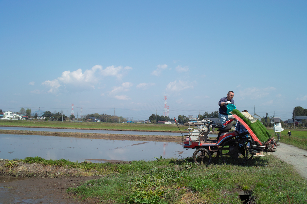 田植えマシンに乗る父