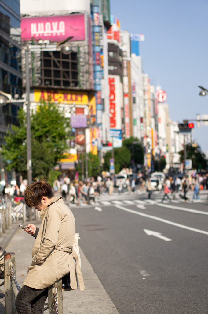 ケータイを握り締める男