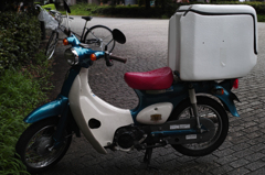 雨に濡れたバイク