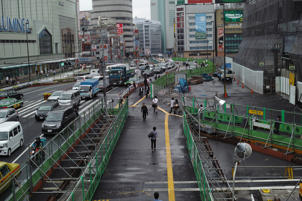 夏の雨に打たれる新宿