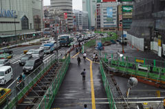 夏の雨に打たれる新宿