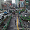夏の雨に打たれる新宿